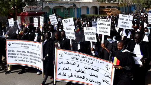 Tchad : les hommes en noir dans la rue